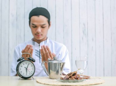 asian-man-praying-before-eat-at-iftar-time-2025-01-28-00-32-19-utc (1)