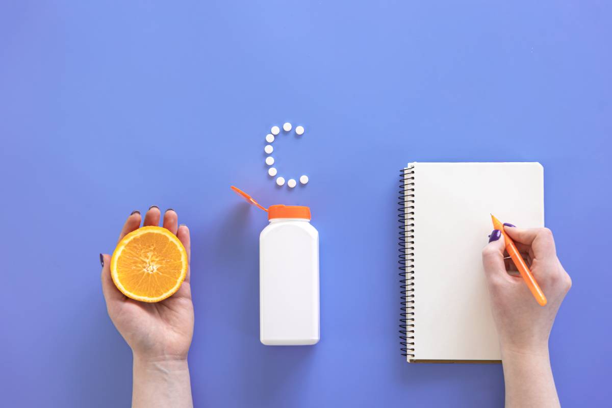 flat-lay-pills-on-blue-background-vitamin-c-conc-2023-11-27-05-19-04-utc (1)