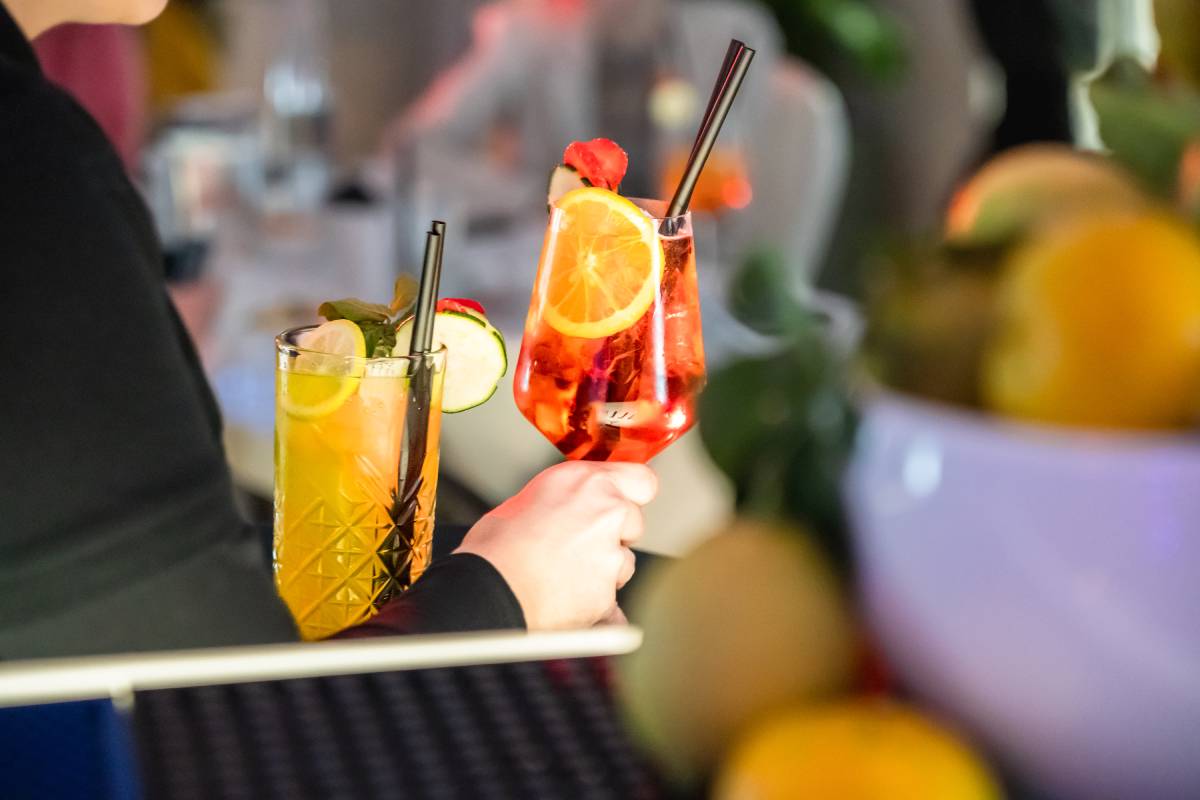unrecognizable waitress preparing cocktails ready on the bar counter for delivery